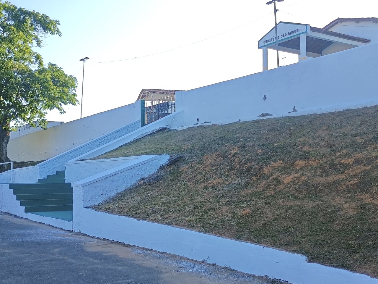 Prefeitura reforça manutenção nos cemitérios de Simões Filho para o Dia de Finados