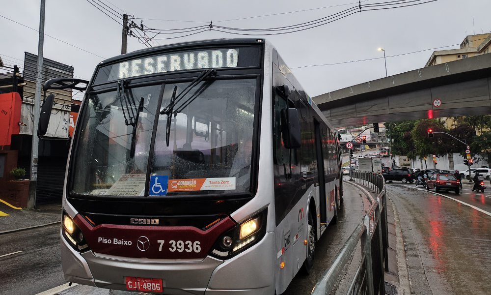 Após caos e paralisação, ônibus voltam a funcionar normalmente em SP