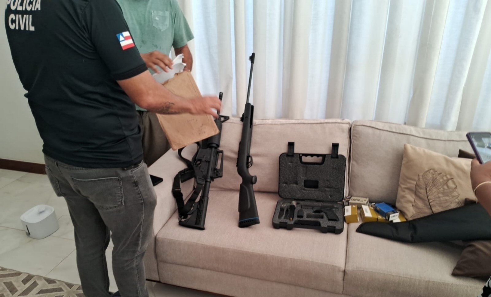 Armas de fogo são apreendidas durante investigação de violência psicológica em Simões Filho