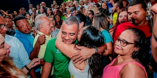 Multidão lota a Praça da Bíblia na inauguração da maior Vila de Natal da história de Simões Filho