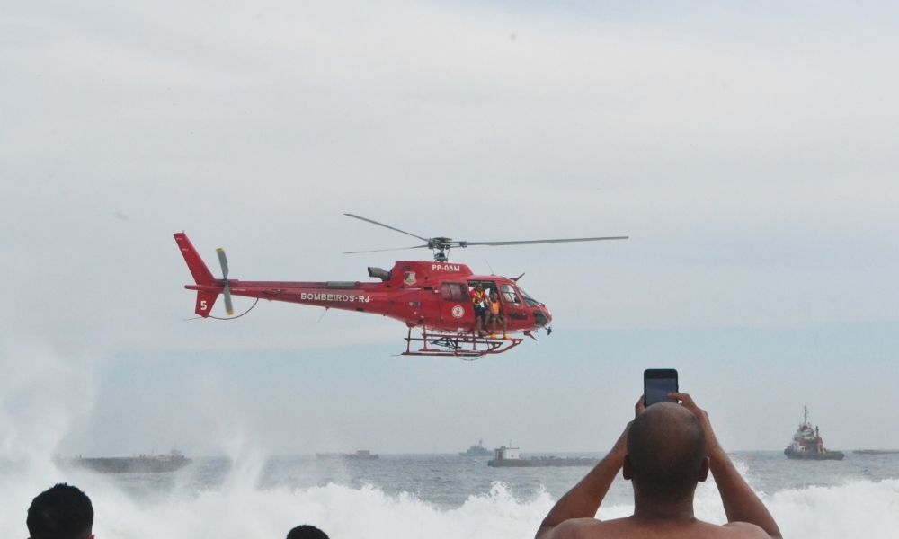 Ressaca em Copacabana: bombeiros buscam desaparecido no mar; mais de 100 já foram resgatados