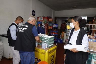 Com foco nas festas populares, operação conjunta reforça combate ao comércio de bebidas alcoólicas irregulares em Salvador | SECOM