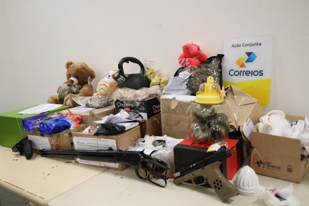 Drogas e armas são apreendidas em encomendas nos Correios de Simões Filho