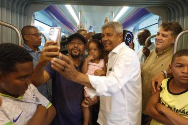 Moradores do Subúrbio Ferroviário participam da primeira viagem-teste do VLT com a comunidade, no trecho Calçada-Lobato | SECOM