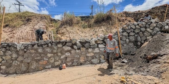 Simões Filho: Prefeitura avança com obra de contenção na Avenida Washington Luiz – Renatão