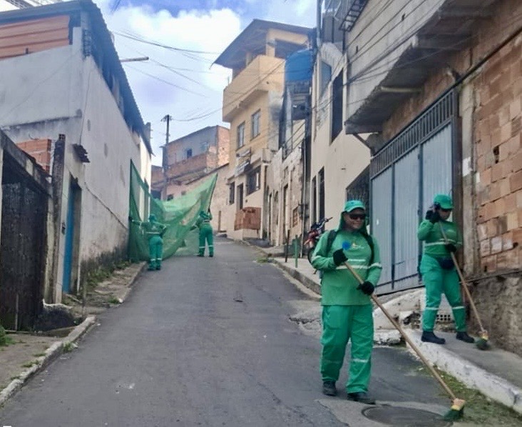 Simões Filho intensifica serviços de limpeza urbana