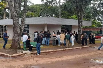 Sob forte comoção, vítima de feminicídio é sepultada nesta terça-feira