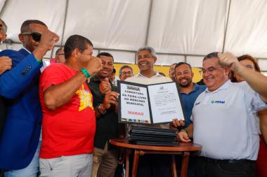 Carnaval de entregas: governador leva mobilidade, apoio ao campo e moradia digna a famílias de Maraú | SECOM