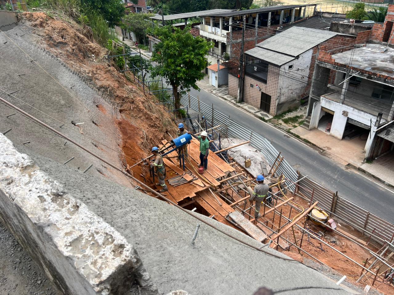 Contenção na Estrada de Candeias avança e reforça proteção de moradores