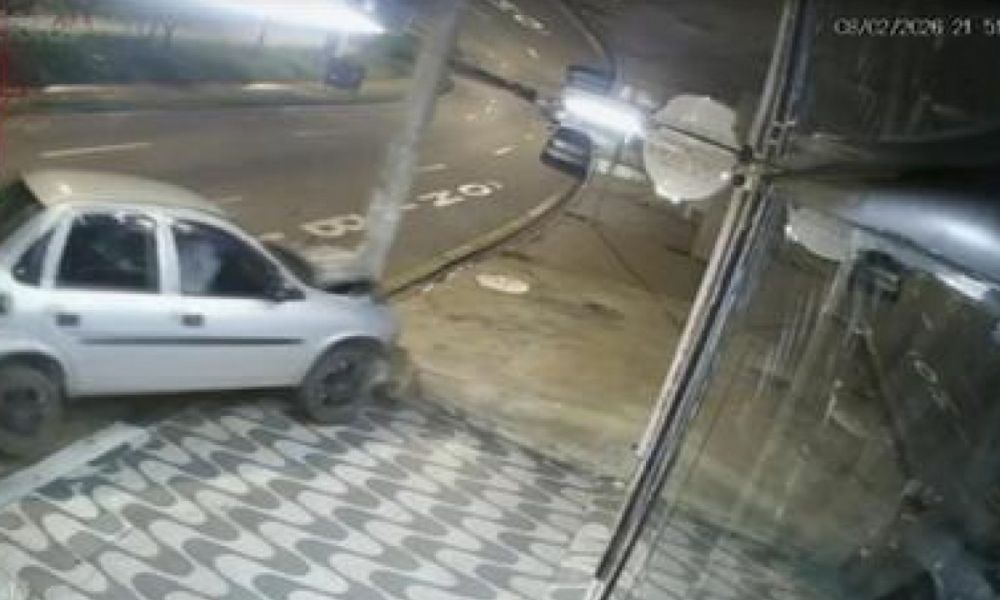 Criança cai de carro em movimento no meio de avenida em Sorocaba