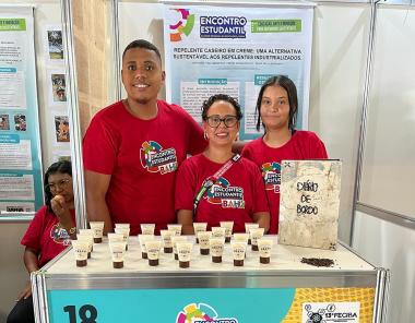 Estudantes criam repelente de cravo-da-índia para prevenir picadas do Aedes aegypti | SECOM