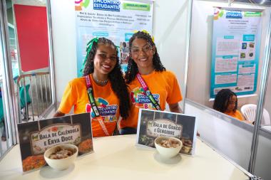 Estudantes produzem bala de mel fortificada com plantas medicinais | SECOM