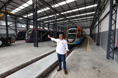 Governador vistoria acoplamento do terceiro trem do VLT de Salvador | SECOM