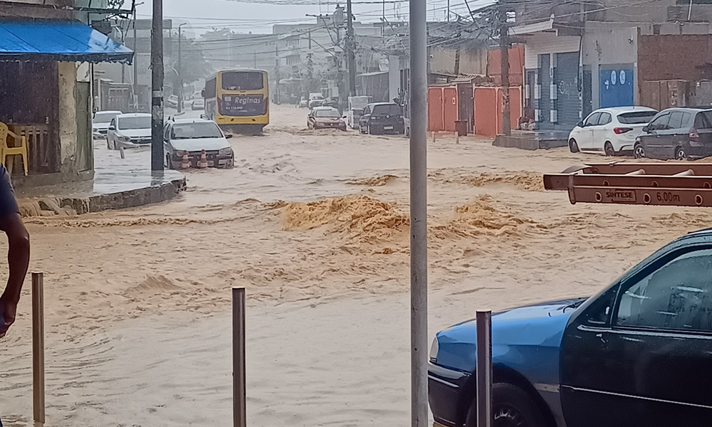 Idosa morre e 600 ficam desalojados após temporal na região metropolitana do Rio