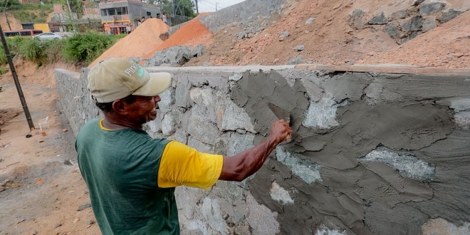 Obras de contenção de encosta no Jardim Renatão seguem em ritmo avançado e reforçam segurança na região