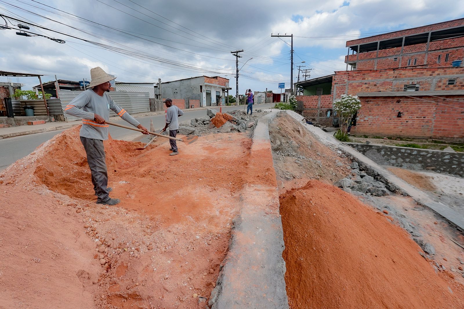 Obras de contenção em encosta no Jardim Renatão seguem em ritmo avançado