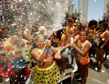 Ouro Negro: Vamos Nessa Kids leva alegria para as famílias no circuito Osmar | SECOM