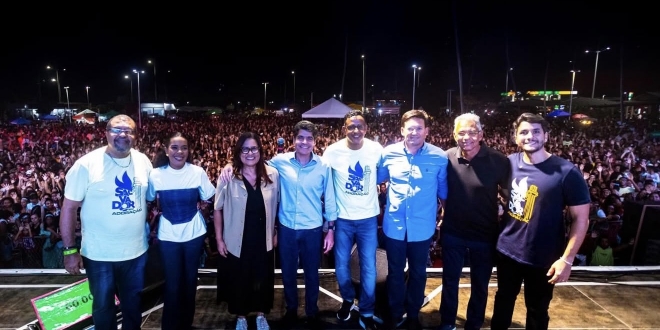 Ao lado de ACM Neto, Dinha Tolentino e diversos amigos, Kátia Oliveira participa do Salvador em Adoração