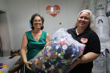 Estado doou 967 quilos de tampas plásticas para projeto de castração de animais de rua | SECOM