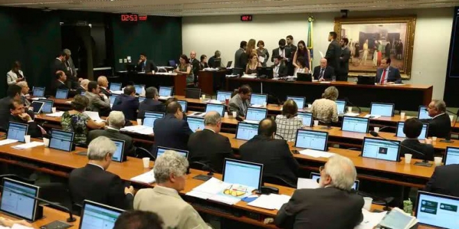 Fim da escala 6×1 começará a ser debatido na CCJ da Câmara