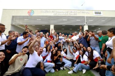 Governo do Estado inaugura colégio de tempo integral em Cândido Sales e autoriza construção de 90 moradias do Minha Casa, Minha Vida | SECOM