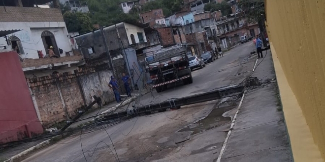 Poste cai e deixa bairros sem energia em Simões Filho