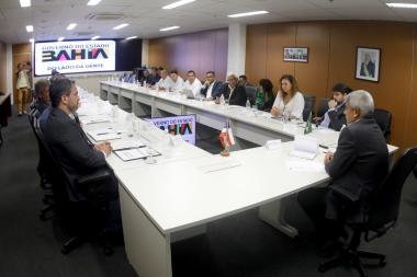 Riacho de Santana recebe ônibus escolar, ambulâncias e investimentos na pavimentação do Governo do Estado | SECOM