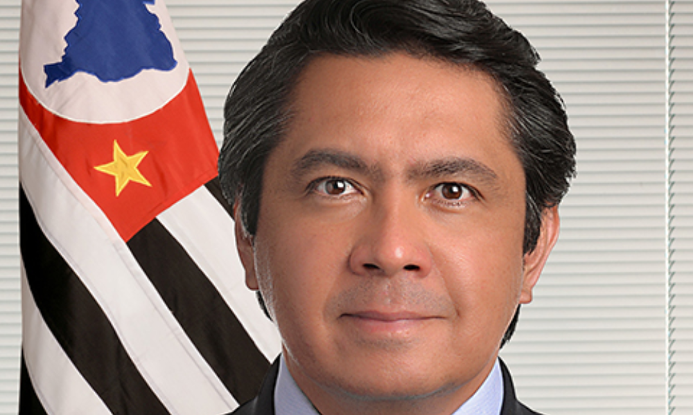 Senador tenta fugir de abordagem policial com carro irregular; veja vídeo