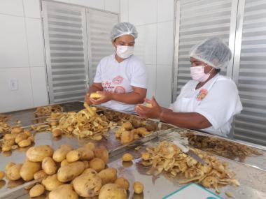 Agroindústria familiar impulsiona renda de mulheres em assentamento de Ourolândia | SECOM