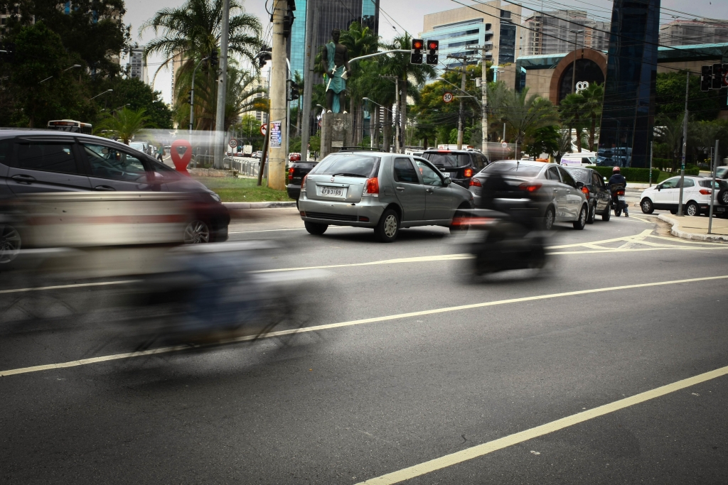 Andar de moto no corredor: nova infraestrutura e recorde de vendas ditam o rumo das montadoras no Brasil