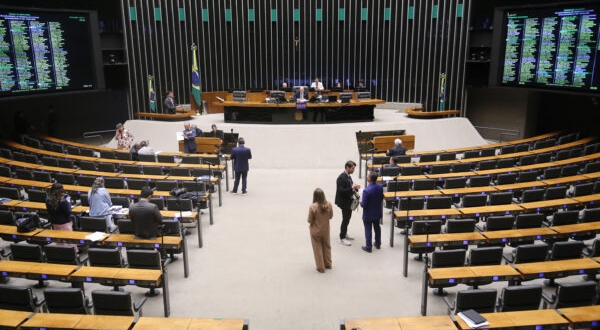 Câmara instala comissão que vai discutir fim da escala 6×1