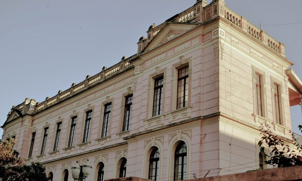 Incêndio atinge prédio histórico de instituto de educação no Paraná