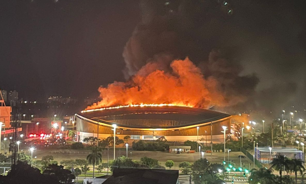 Incêndio atinge telhado do Velódromo no Parque Olímpico