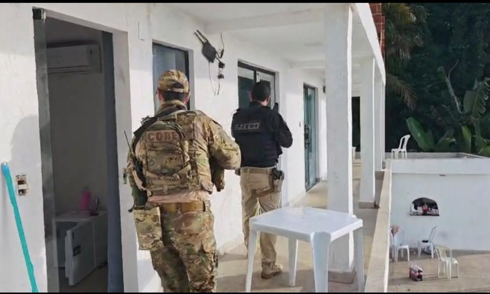 Operação no RJ deixa pessoas ilhadas em morro após tiroteio e prende operadora de facção