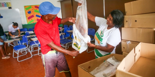 Peixe de qualidade e tamanho chama atenção na entrega da Semana Santa; população elogia ação do prefeito Del
