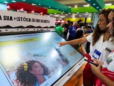 Totem com inteligência artificial é destaque do estande do Governo, na Bienal do Livro da Bahia | SECOM
