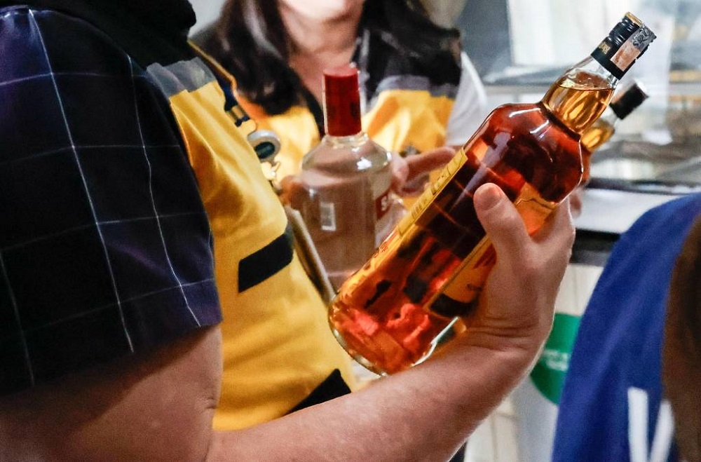 Bebidas alcoólicas, vestuários e produtos esportivos: saiba quais são os produtos mais falsificados do Brasil