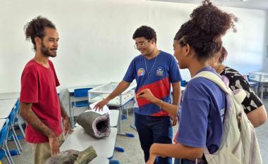 Colégio estadual recebe exposição itinerante do Museu Geológico da Bahia | SECOM
