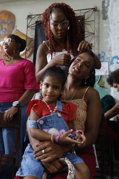 Comunidades do entorno das obras do VLT participam de ação especial em homenagem ao Dia das Mães | SECOM