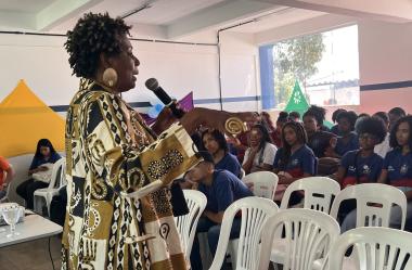 Estilista Madá Negriff inspira estudantes de escola estadual em Salvador, durante o Maio Antirracista | SECOM