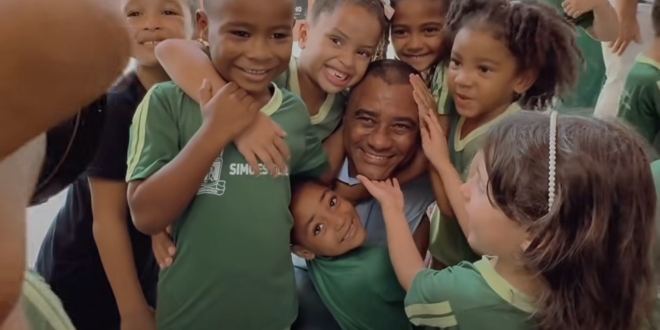Simões Filho: Prefeito Del realiza entrega de mobiliários e kits escolares para alunos da Educação Infantil