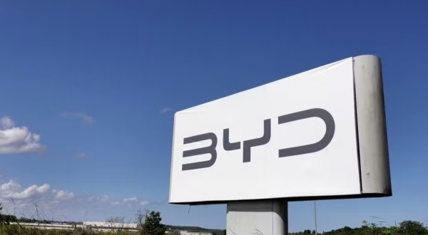 Sindicato denuncia assédio e tratamento desigual entre brasileiros e chineses na BYD em Camaçari