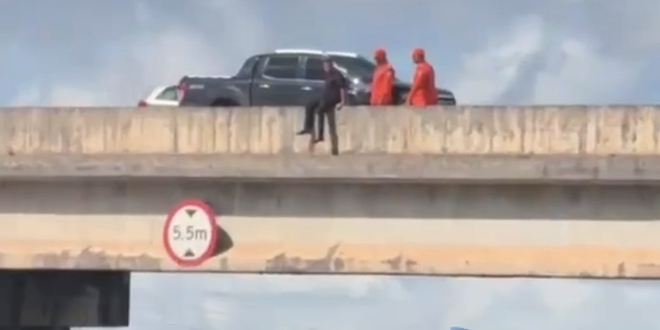 Susto no CIA: homem tenta se jogar de viaduto e é resgatado rapidamente pelos bombeiros