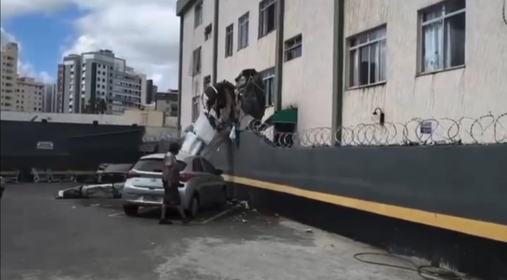 Veja o momento em que o avião colide com um prédio em MG