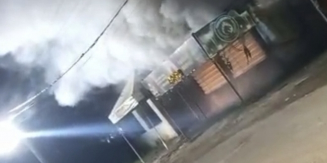 Casa de fogos pega fogo em Simões Filho e assusta moradores com explosões e grande fumaça