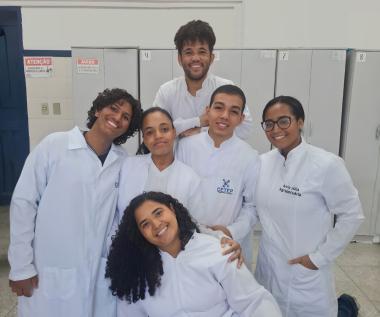 Estudantes utilizam pimenta e alho para produzir inseticida ecológico | SECOM