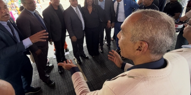 Vereador se recusa a tirar foto com colegas durante evento cívico; clima político segue tenso na Câmara