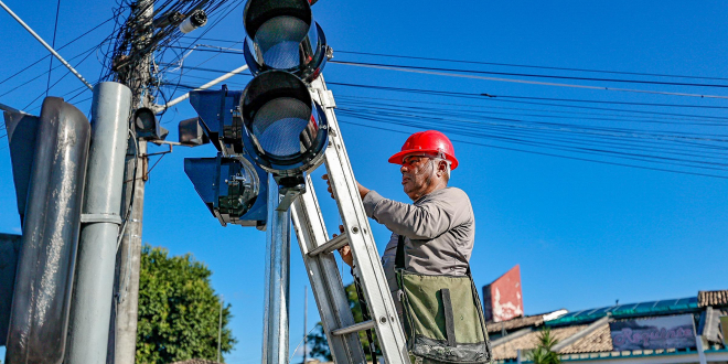 Prefeitura de Simões Filho moderniza sinalização viária com implantação de novos semáforos inteligentes