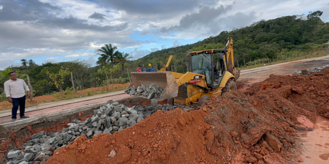 SIMÕES FILHO: Obras de manutenção avançam na Avenida José Trindade de Oliveira