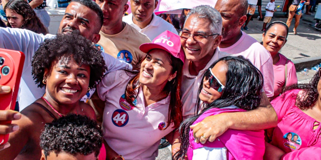 Dinha e Kátia Oliveira são recebidos com forte apoio popular na chegada do desfile em Simões Filho